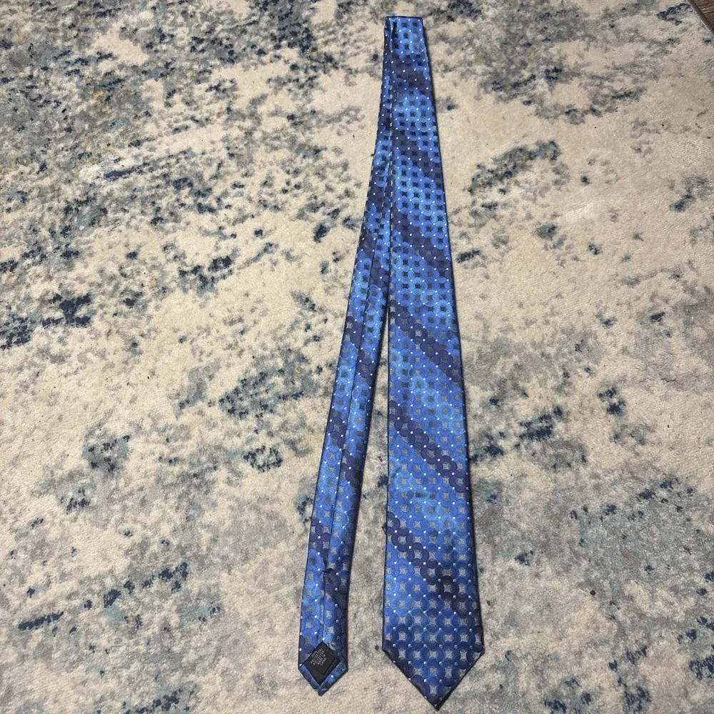 Arrow Neck Tie 100% Polyester Pre Owned but in Excellent Shape Very Stylish